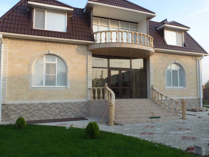 Облицовка фасада дома дагестанским природным камнем