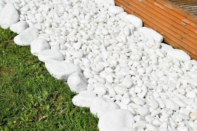 Мрамор белый галтованый размер камней от 70 до 300 мм фото