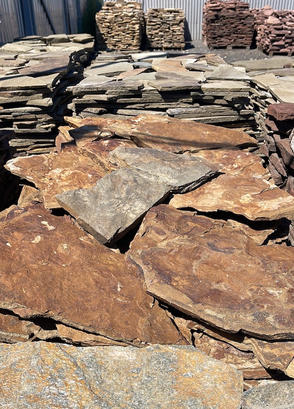 Плитняк песчаник Дракон желто-коричневый толщина камня 20-30 мм фото