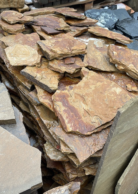 Плитняк песчаник Дракон желто-коричневый толщина камня 20-30 мм