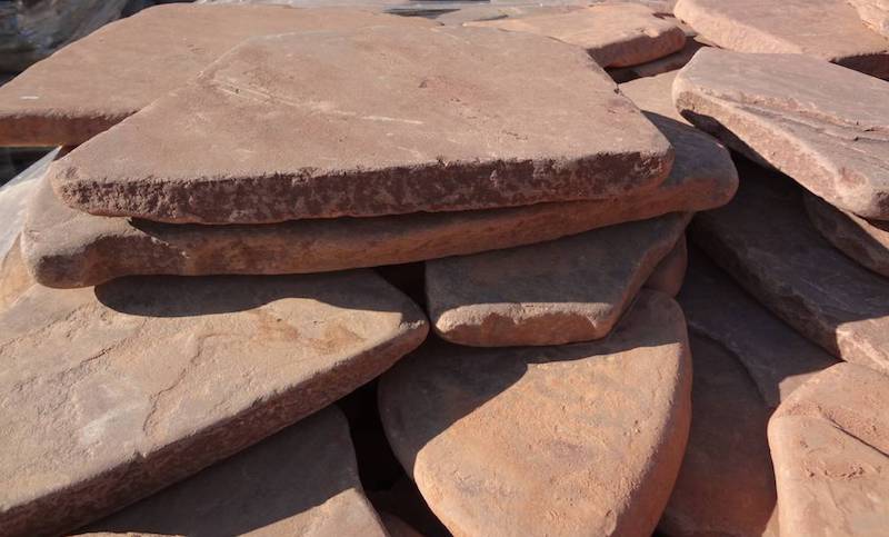 Плитняк песчаник Терракотовый красный галтованный толщина камня 4-5 см