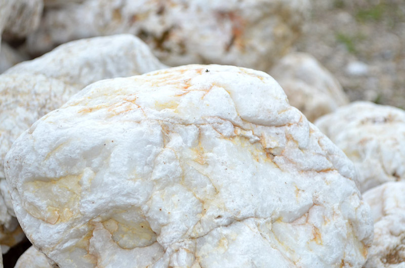 Камень валун кварцевый молочный диаметром 10-25 см