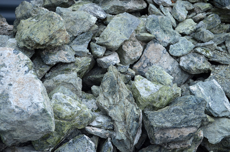Натуральный Змеевик салатовый ландшафтный размеры камней от 10 до 150 см